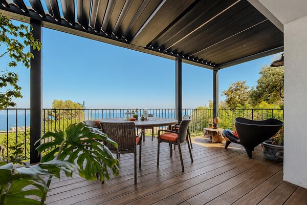 Magnificent renovated architect-designed villa with superb sea views!