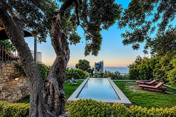 Magnificent renovated architect-designed villa with superb sea views!