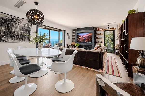 Magnificent renovated architect-designed villa with superb sea views!