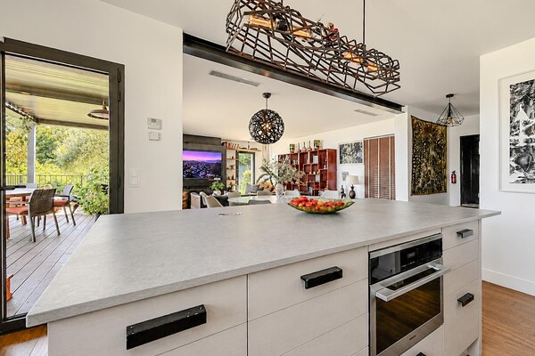 Magnificent renovated architect-designed villa with superb sea views!