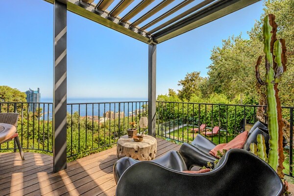 Magnificent renovated architect-designed villa with superb sea views!