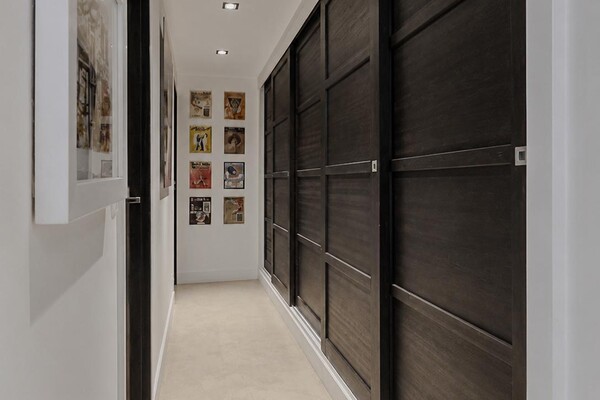Magnificent renovated architect-designed villa with superb sea views!