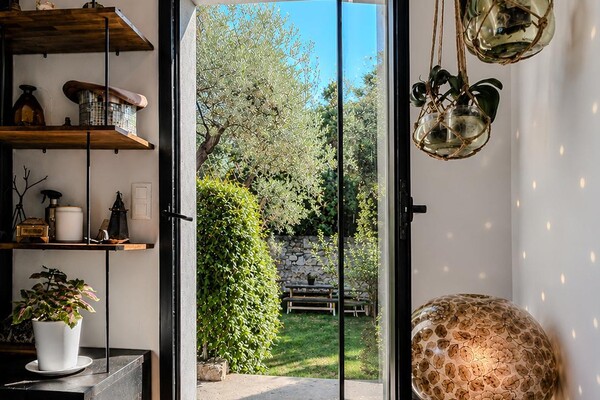 Magnificent renovated architect-designed villa with superb sea views!