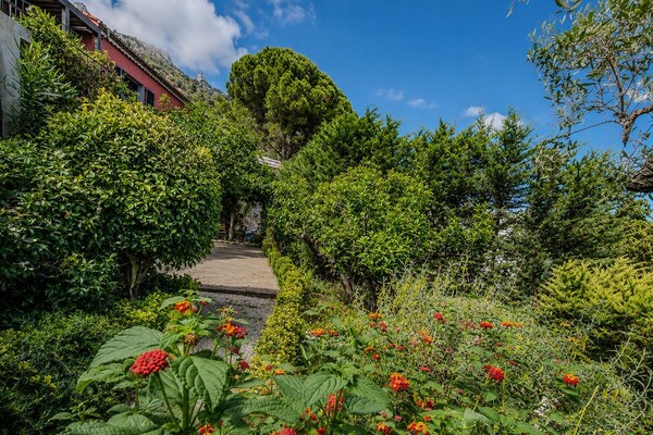 Magnificent renovated architect-designed villa with superb sea views!