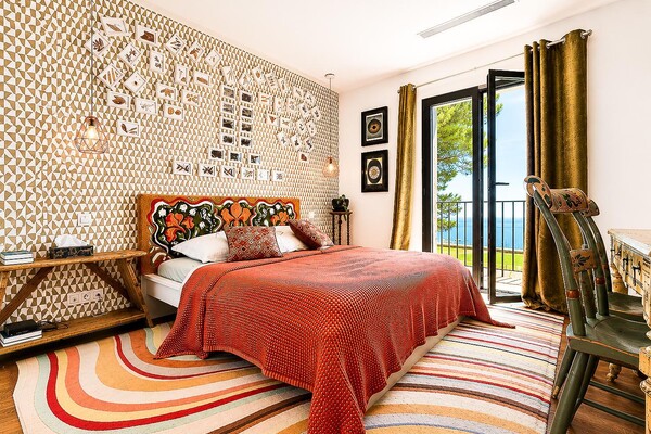 Magnificent renovated architect-designed villa with superb sea views!