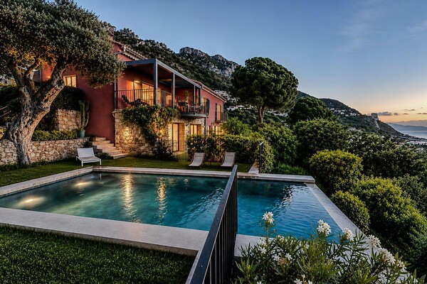 Magnificent renovated architect-designed villa with superb sea views!
