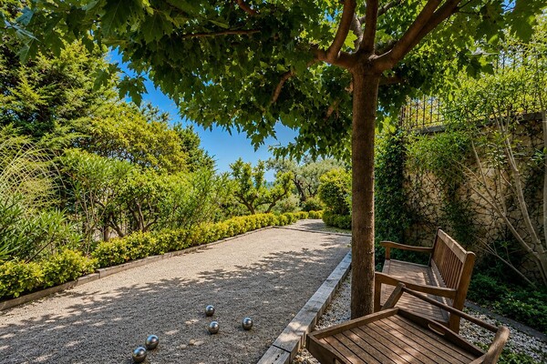 Magnificent renovated architect-designed villa with superb sea views!