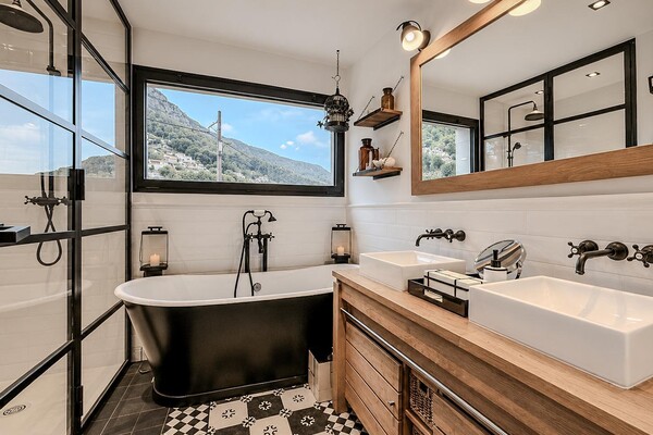 Magnificent renovated architect-designed villa with superb sea views!