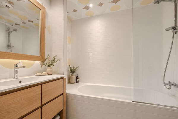 Magnificent renovated architect-designed villa with superb sea views!