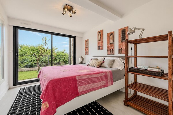 Magnificent renovated architect-designed villa with superb sea views!