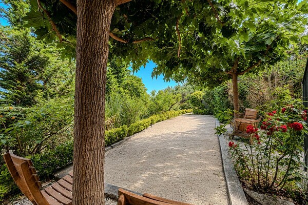 Magnificent renovated architect-designed villa with superb sea views!