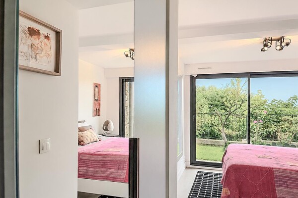 Magnificent renovated architect-designed villa with superb sea views!