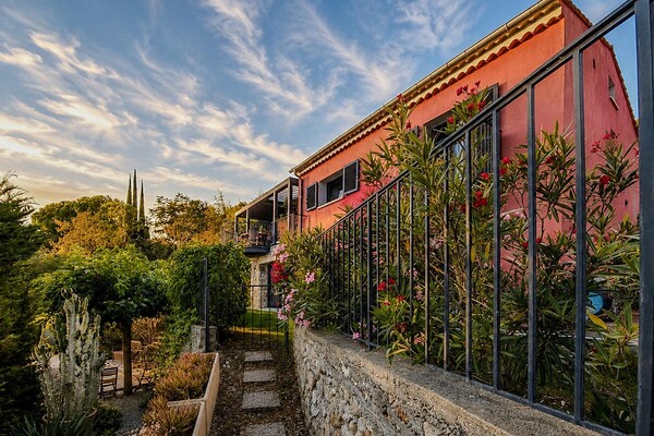 Magnificent renovated architect-designed villa with superb sea views!