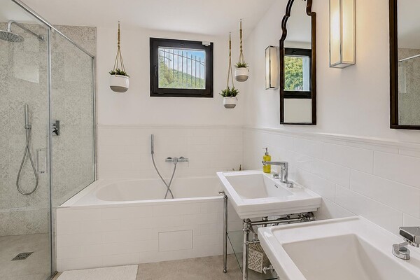 Magnificent renovated architect-designed villa with superb sea views!