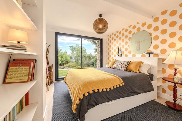 Magnificent renovated architect-designed villa with superb sea views!