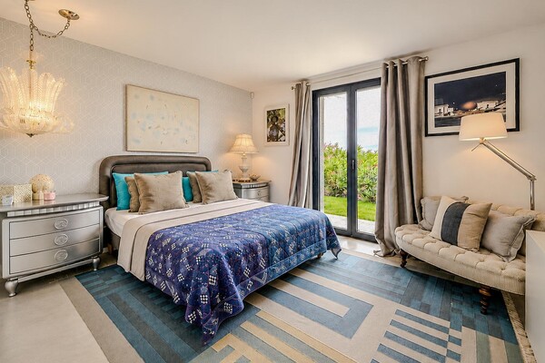 Magnificent renovated architect-designed villa with superb sea views!