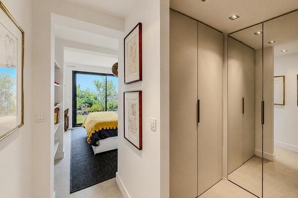 Magnificent renovated architect-designed villa with superb sea views!