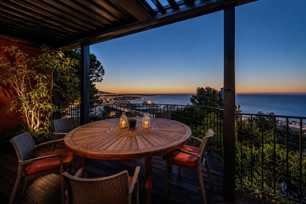Magnificent renovated architect-designed villa with superb sea views!