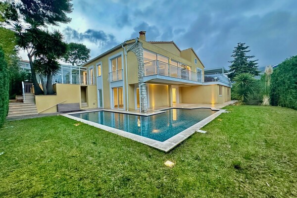 Beautiful house renovated with sea view