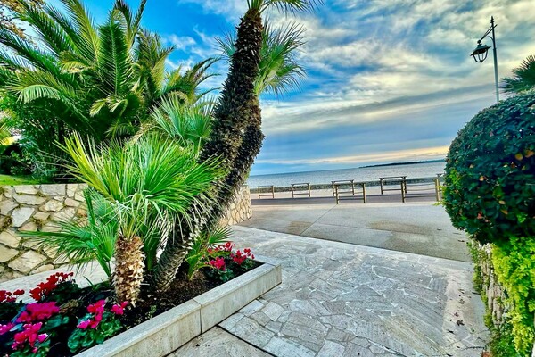 Very large apartment to renovate with sea view - CANNES