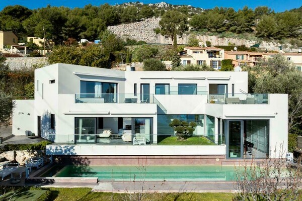 Elegant 350 m² Villa with Panoramic Sea View and Pool