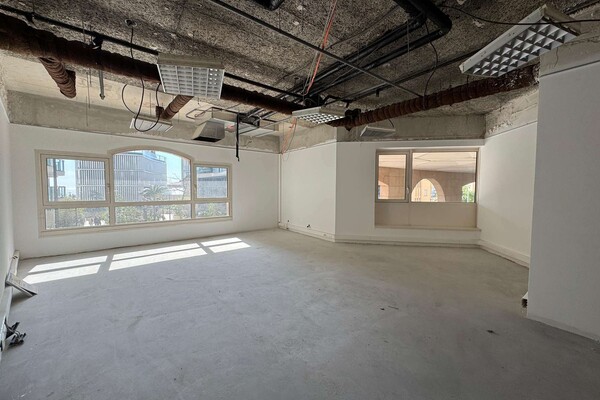 Villa del Sole – Large offices to renovate – La Rousse