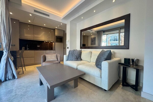 Mirabeau - Renovated 2 room apartment - Carré d'Or