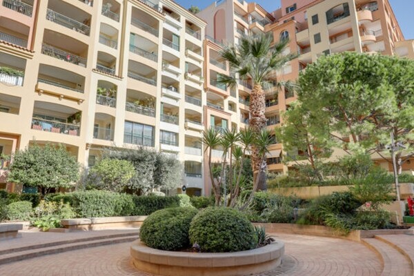 Double parking for sale - FONTVIEILLE