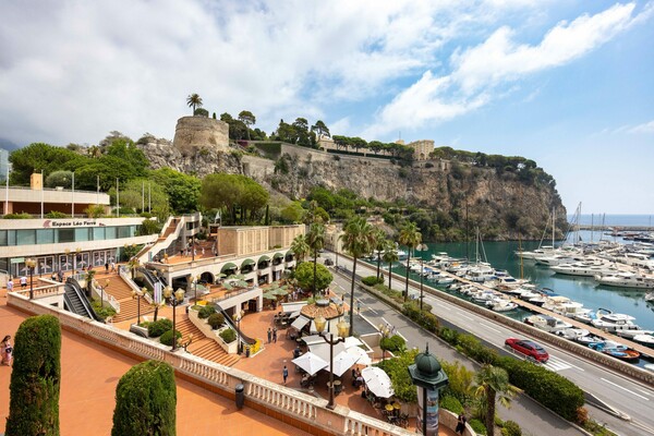 COMMERCIAL PREMISES WALL & 6 PARKING SPACES