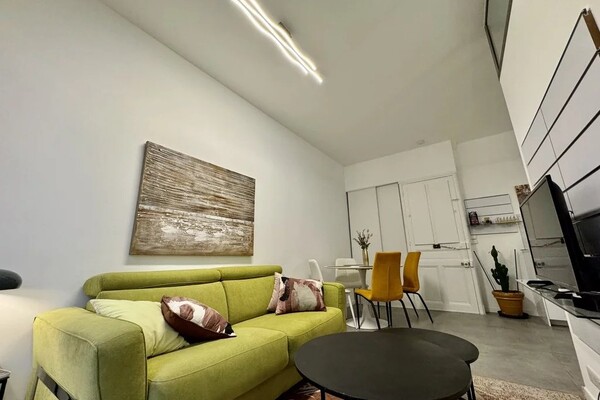 Grand studio/ 2Pièces superbement rénové sur 'le Rocher'