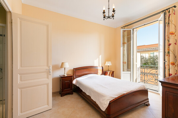 Vendita luminoso quadrilocale con balconi - edificio borghese ai sensi della legge 1235