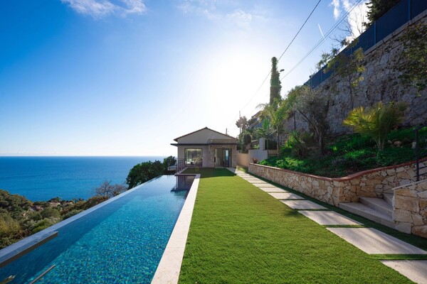 In vendita – Villa contemporanea con vista mare panoramica