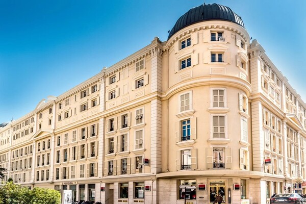 Carré d'Or - Leasehold in a luxurious gallery with attractive sh