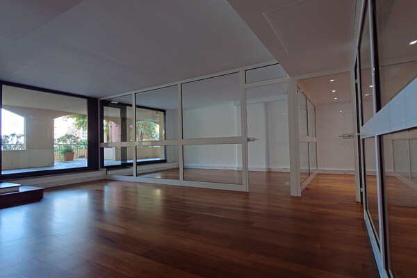Bureau avec vitrine donnant une rue piétonne