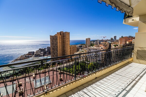 LE CONTINENTAL: Elegant renovated two-room apartment with panoramic sea views