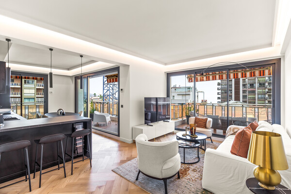 Appartamento Ristrutturato con Terrazze e Vista Aperta, a Due Passi dal Carré d'Or