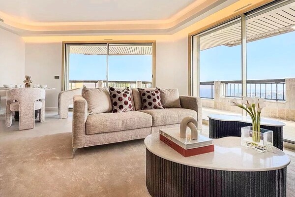 Beverly Palace – Luxurious 2-Bedroom Apartment – Panoramic view of the port and the Rock
