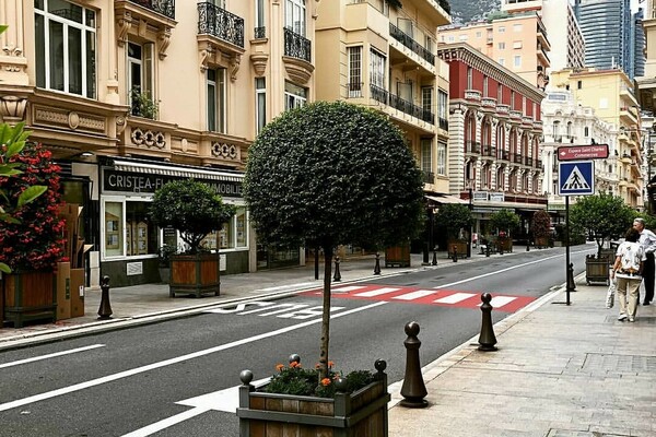 Monaco / Carré d'Or / Piccolo negozio in una zona commerciale centrale