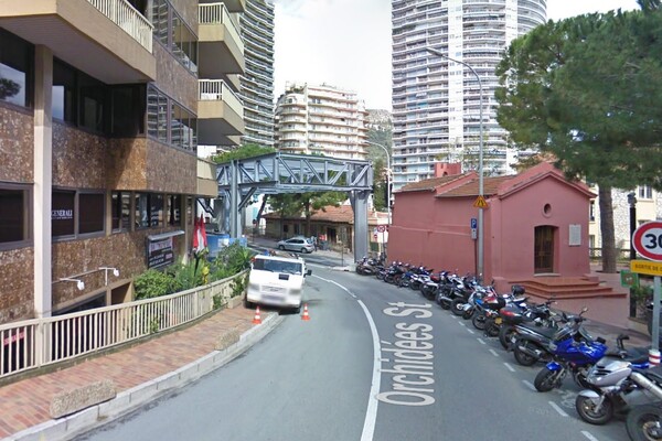 Empty space for sale with showcase area Tour Odeon
