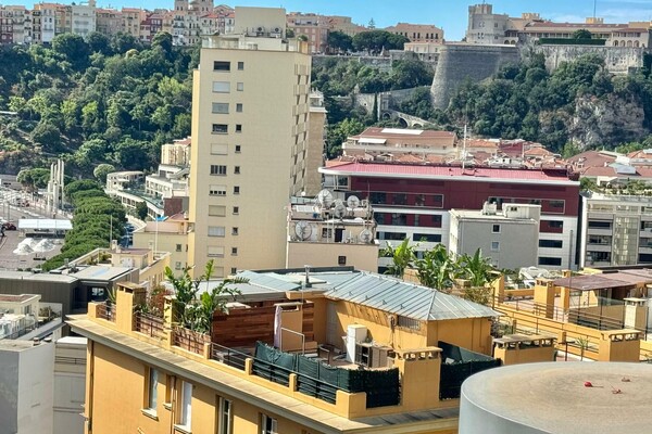 Harbour Crest / Splendido appartamento ristrutturato con terrazza e parcheggio