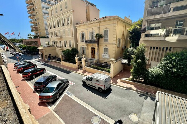 Condamine / Suffren / bright and superbly renovated 2 bedroom apartment