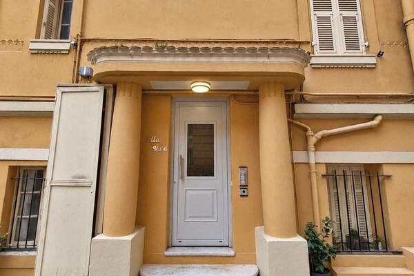 Bd de Belgique / Villa Yéyé / Bilocale da ristrutturare