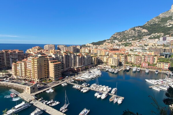 FONTVIEILLE - LOCAL COMMERCIAL AVEC VITRINE A VENDRE