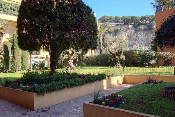 FONTVIEILLE - LOCAL COMMERCIAL AVEC VITRINE A VENDRE