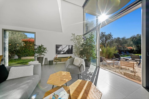 Somptueuse contemporaine à pied du village