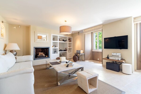 Appartement rénové avec vue sur la place de Mougins Village
