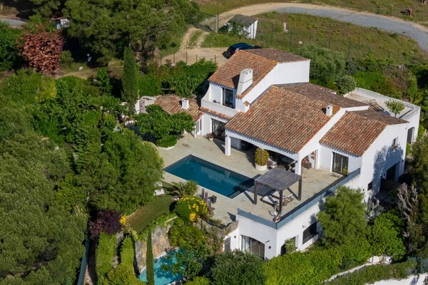 Sainte-Maxime – Elegant Family Property with Independent Suites 