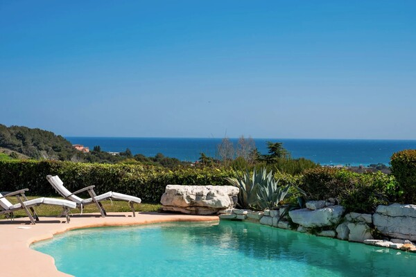 Villa d’exception avec vue panoramique sur la mer au cœur des Ha