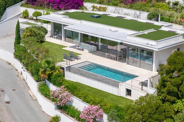 Contemporary property with exceptional sea view