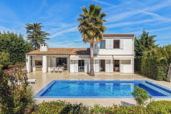 Élégante villa avec vue mer panoramique au cœur d’un domaine séc